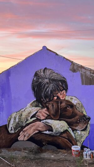 Catarina Perez Instagram - Obrigada @eric_ve95 por transformares a fotografia de um dos momentos mais difíceis de sempre neste mural lindooo 🪄🩵💫 ainda pra mais, num dos sítios favoritos do @spikethespacepuppy 🥹 (desculpem se o texto está muito rápido, façam pausa no vídeo com o dedo 🐥🌼)