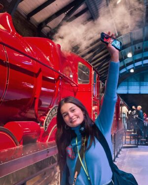 Catarina Rebelo Instagram - londres: vento, harry potter, pequenas aranhas e dedinhos no ar 🪶