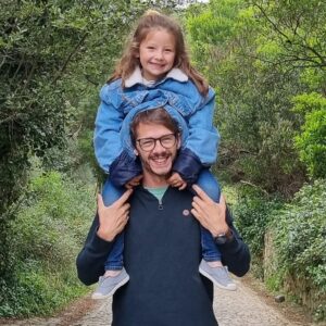 Catarina Siqueira Instagram - Rainha dos sorrisos e das poses espontâneas. Miúda de bom coração e inteligência emocional fora do comum. Gargalhada fácil, criativa e muito palhaça. A melhor companhia de todas as horas. Miúda feliz. Princesa da mãe e do pai. Amor da nossa vida. 8 anos da melhor aventura de sempre. Obrigada Luz, por seres a melhor filha que alguma vez imaginámos. Que sejas sempre a melhor versão de ti. Te amo gordica!!!! Parabéns mil vezes, por tudo!! És incrível. Tu e o teu pai. Parabéns Zeca! Por esses 40 tão bem estimadinhos e por seres o melhor pai que podia ter pedido para esta piolha. Olha pra isto. Que bonita história construímos, que belíssimo trabalho fizemos e continuamos a fazer. Está tudo certo. Amo-vos muito. ❤️