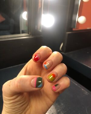 Catherine Bohart Instagram - Other girls: sure, I like reality tv…
My nails: inspired by the cushions of Love is Blind US Season 6 ✌️