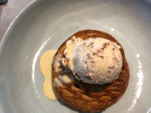 Catherine Bohart Instagram - A belated birthday treat for @helenbabauer at the incredible Melbourne institution that is @lunecroissant Plain croissant, mushroom and Comte custard log with braised mushroom sauce and an apple pastry filled with a brown butter cake base topped with custard and the best croissant ice cream you can imagine!