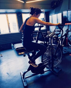 Catherine Chau Instagram - 肌肉到用時方恨少 
ᕕ( ᐛ )ᕗ
但今次真係要多謝師父 @lawrence_trifitness 幫我
距離6月中開機時間唔多
我會努力的
肌肉。。。你哋要生性呀 ૮₍ ˃̶ ꇴ ˂̶ ₎ა
📸 @lawrence_trifitness 
#grateful #thankyou @trifitfitness 
#moveyourbody