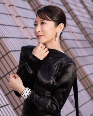 Catherine Chau Instagram - 前幾日posted朦朧照
今日post返清晰照
隨你喜歡
有朦有清
人生大概如是 (^‿^✿)
#講乜嘢
#講thankyou 
Wardrobe / @vvvvictorchan @victorchanstudio 
Jewellery / @emperorjewellery 
💅🏻 / @handandfootnailspa 
 👠 / @jimmychoo 
Hair / @mr.vinnncentt 
Makeup / @hermangmakeup