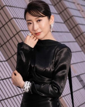 Catherine Chau Instagram - 前幾日posted朦朧照
今日post返清晰照
隨你喜歡
有朦有清
人生大概如是 (^‿^✿)
#講乜嘢
#講thankyou 
Wardrobe / @vvvvictorchan @victorchanstudio 
Jewellery / @emperorjewellery 
💅🏻 / @handandfootnailspa 
 👠 / @jimmychoo 
Hair / @mr.vinnncentt 
Makeup / @hermangmakeup