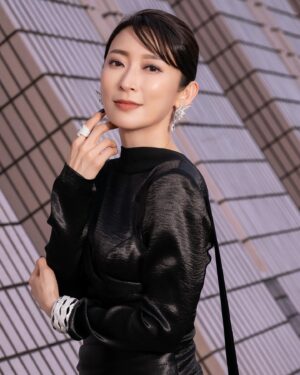 Catherine Chau Instagram - 前幾日posted朦朧照
今日post返清晰照
隨你喜歡
有朦有清
人生大概如是 (^‿^✿)
#講乜嘢
#講thankyou 
Wardrobe / @vvvvictorchan @victorchanstudio 
Jewellery / @emperorjewellery 
💅🏻 / @handandfootnailspa 
 👠 / @jimmychoo 
Hair / @mr.vinnncentt 
Makeup / @hermangmakeup