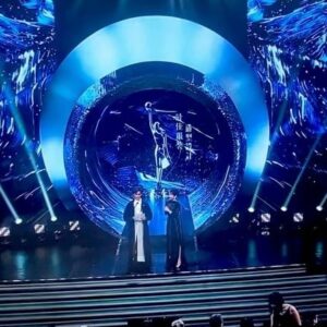 Catherine Chau Instagram - 深感榮幸可以頒獎比文大師@manlimchung ，٩(◕‿◕｡)۶
你曾經為我演的角色s設計，
也為我第一次提名造型，
多謝你，(≧◡≦) ♡
希望將來仍能在你手上活出不同有血有肉的角色，
讓我們留下美好的回憶，
再次恭喜你和你團隊裡的每一位，
多謝你們！(づ￣ ³￣)づ
#第42屆香港電影金像獎 
#hongkongfilmawards 
#服裝造型設計對演員是非常重要的
#感謝所有髮型師
#感謝所有化妝師
#感謝所有服裝師
#感謝所有造型師
而昨晚就要衷心感謝他們👇🏻 (✿ ♥з♥)
Wardrobe / @vvvvictorchan @victorchanstudio 
Jewellery / @emperorjewellery 
 👠 / @jimmychoo 
💅🏻 / @handandfootnailspa 
Hair / @mr.vinnncentt 
Makeup / @hermangmakeup