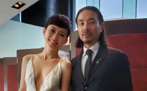 Catherine Chau Instagram - 深感榮幸可以頒獎比文大師@manlimchung ，٩(◕‿◕｡)۶
你曾經為我演的角色s設計，
也為我第一次提名造型，
多謝你，(≧◡≦) ♡
希望將來仍能在你手上活出不同有血有肉的角色，
讓我們留下美好的回憶，
再次恭喜你和你團隊裡的每一位，
多謝你們！(づ￣ ³￣)づ
#第42屆香港電影金像獎 
#hongkongfilmawards 
#服裝造型設計對演員是非常重要的
#感謝所有髮型師
#感謝所有化妝師
#感謝所有服裝師
#感謝所有造型師
而昨晚就要衷心感謝他們👇🏻 (✿ ♥з♥)
Wardrobe / @vvvvictorchan @victorchanstudio 
Jewellery / @emperorjewellery 
 👠 / @jimmychoo 
💅🏻 / @handandfootnailspa 
Hair / @mr.vinnncentt 
Makeup / @hermangmakeup