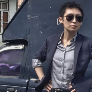 Catherine Chau Instagram - 深感榮幸可以頒獎比文大師@manlimchung ，٩(◕‿◕｡)۶
你曾經為我演的角色s設計，
也為我第一次提名造型，
多謝你，(≧◡≦) ♡
希望將來仍能在你手上活出不同有血有肉的角色，
讓我們留下美好的回憶，
再次恭喜你和你團隊裡的每一位，
多謝你們！(づ￣ ³￣)づ
#第42屆香港電影金像獎 
#hongkongfilmawards 
#服裝造型設計對演員是非常重要的
#感謝所有髮型師
#感謝所有化妝師
#感謝所有服裝師
#感謝所有造型師
而昨晚就要衷心感謝他們👇🏻 (✿ ♥з♥)
Wardrobe / @vvvvictorchan @victorchanstudio 
Jewellery / @emperorjewellery 
 👠 / @jimmychoo 
💅🏻 / @handandfootnailspa 
Hair / @mr.vinnncentt 
Makeup / @hermangmakeup