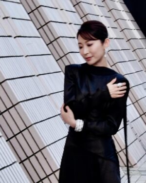 Catherine Chau Instagram - 多謝大家幫我打扮靚靚去頒獎(≧◡≦) ♡
排名不分先後 (>^ω^<)
Wardrobe / @vvvvictorchan @victorchanstudio 
Jewellery / @emperorjewellery 
 👠 / @jimmychoo 
 💅🏻 / @handandfootnailspa 
Hair / @mr.vinnncentt 
Makeup / @hermangmakeup 
📸 / @mr.vinnncentt 

#第42屆香港電影金像獎 
#hongkongfilmawards
