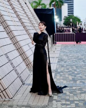 Catherine Chau Instagram - 多謝大家幫我打扮靚靚去頒獎(≧◡≦) ♡
排名不分先後 (>^ω^<)
Wardrobe / @vvvvictorchan @victorchanstudio 
Jewellery / @emperorjewellery 
 👠 / @jimmychoo 
 💅🏻 / @handandfootnailspa 
Hair / @mr.vinnncentt 
Makeup / @hermangmakeup 
📸 / @mr.vinnncentt 

#第42屆香港電影金像獎 
#hongkongfilmawards