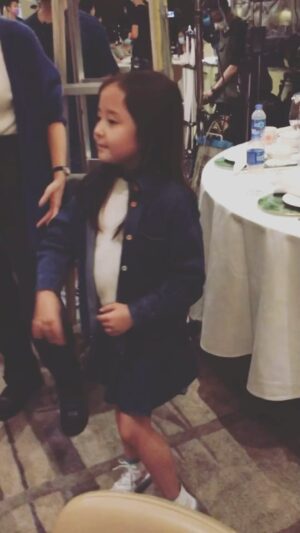 Catherine Chau Instagram - 多謝囡囡教我跳舞 ٩(◕‿◕｡)۶
咁可愛咁靚女得唔得㗎？(⁎⁍̴̛ᴗ⁍̴̛⁎)
Posted @withregram • @ashleycheungyk 專業舞蹈教練bean bean @dellapietraalexandra 
同埋學生 @kayeechau 🤣🤣💕💕

#出租家人
@wearefamilymovie 
@bennylauwaihang
