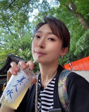 Catherine Chau Instagram - 能夠有幸成為恨駕女團嘅一份子，
好多謝整個團隊，
要出去第二度拍真係唔容易㗎，
需要好多嘢嘅配合，
當然又需要錢啦，૮(˶ᵔ ᵕ ᵔ˶)ა
所以非常多謝所有贊助商！
不過最重要嘅，
都係要多謝喜歡收睇恨駕女團嘅觀眾，
♡⸜₍ⅅ⃚⃙⃘ᴗ͒ⅅ⃚⃙⃘̆₎⸝♡ 
希望嚟緊我哋能夠越拍越好，
越嚟越多車揸，
分享多啲各式各樣嘅資訊（多番啲營養），
最好就梗係能夠越拍越遠啦，
咁樣就對得住各位觀眾喇！

依家我哋開咗自己嘅Channel，希望大家subscribe我哋啦，有你哋嘅支持，我哋先能夠走得更遠，拍多啲好嘢返嚟同大家分享！祝各位收睇恨嫁女團嘅朋友，個個都身心健康、女嘅貌美如花、男嘅英俊瀟灑、同埋越嚟越有錢、笑口常開！Yeah! ꒰ఎ(^ .^)໒꒱ 
 
😎 @rayban 

#恨駕女團
#有自己Channel啦
#LinkInBio
#記得subscribe
#介紹埋俾啲friend
#靠晒你哋啦