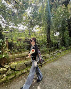 Catherine Chau Instagram - 能夠有幸成為恨駕女團嘅一份子，
好多謝整個團隊，
要出去第二度拍真係唔容易㗎，
需要好多嘢嘅配合，
當然又需要錢啦，૮(˶ᵔ ᵕ ᵔ˶)ა
所以非常多謝所有贊助商！
不過最重要嘅，
都係要多謝喜歡收睇恨駕女團嘅觀眾，
♡⸜₍ⅅ⃚⃙⃘ᴗ͒ⅅ⃚⃙⃘̆₎⸝♡ 
希望嚟緊我哋能夠越拍越好，
越嚟越多車揸，
分享多啲各式各樣嘅資訊（多番啲營養），
最好就梗係能夠越拍越遠啦，
咁樣就對得住各位觀眾喇！

依家我哋開咗自己嘅Channel，希望大家subscribe我哋啦，有你哋嘅支持，我哋先能夠走得更遠，拍多啲好嘢返嚟同大家分享！祝各位收睇恨嫁女團嘅朋友，個個都身心健康、女嘅貌美如花、男嘅英俊瀟灑、同埋越嚟越有錢、笑口常開！Yeah! ꒰ఎ(^ .^)໒꒱ 
 
😎 @rayban 

#恨駕女團
#有自己Channel啦
#LinkInBio
#記得subscribe
#介紹埋俾啲friend
#靠晒你哋啦