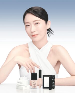Catherine Chau Instagram - 平時拍戲工作好忙，最緊要有一個無可挑剔的底妝，令肌膚keep住展現年輕光澤。最近用左NARS嘅4步原生光底妝，唔單止打造到光感美肌，仲可以令我一直散發自信光芒，隨時camera ready，全日拍攝都唔怕溶妝！

1️⃣ Light Reflecting原生光亮肌水凝霜：呢個係我其中一個最鍾意嘅產品，可以即時為肌膚注入水分，為上妝打好基礎。
2️⃣ Light Reflecting原生光亮肌粉底液：完美聚光效果，可以立即令肌膚變得平滑，達到柔焦美肌嘅效果。
3️⃣ 光亮柔滑遮瑕霜：可以修飾瑕疵同時提亮肌膚，達到完美自然嘅遮瑕效果，令妝容持久亮澤動人。
4️⃣ Light Reflecting原生光蜜粉餅：有效定妝同時控油光，打造細緻完美嘅底妝效果。

而家上NARS官網，用我嘅專屬優惠碼【NARSXKAYEE】，購買任何兩件Light Reflecting原生光系列產品，即刻免費獲得迷你胭脂掃同迷你原生光蜜粉餅！仲唔快啲入手？☺️

#NARSHK #NARSHongKong #NARSissist #ShowMoreSkin #YourBestLight #MSBB #自帶美肌光圈 #光之底妝  #makeupyourmindhk