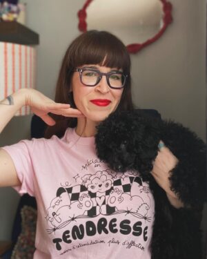 Catherine Ethier Instagram - Avec Pauline, spécialiste en tendresse (et en espiègleries) 🩷♥️ Parce que la solidarité est plus forte que l’intimidation, intervenir, prendre parole et offrir son soutien aux personnes LGBTQ , c’est sensas (et c’est aussi la sacréfice de base). #Interligne #EnsembleContreLintimidation