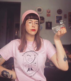 Catherine Ethier Instagram - SUZIE. En cette Journée du chandail rose, j’ai sorti mon chapeau, mon canard et ma pose de rêve pour réitérer cette chose toute simple: l’intimidation existe encore (calvaire!). Toute caille appartement à un groupe marginalisé pourrait hélas t’en chanter cinq couplets et trois comptines.

Le grand constat: ça n’a sa place nulle part. Ni dans ton petit cœur. Ni dans ta belle tête. Ça n’est jamais banal.

Visite les belles grives de @interligne_co pour t’aiguiser le bulbe sur ce que tu ne devrais jamais accepter et surtout, n’hésite jamais à demander de l’aide ou à intervenir dans une situation qui n’a pas d’allure. Si tu doutes, c’est que ça n’a probablement aucune allure.

Ensemble, c’est moins épeurant ♥️

#ensemblecontrelintimidation
#excellentcanardmerci #choixdedécorjudicieux