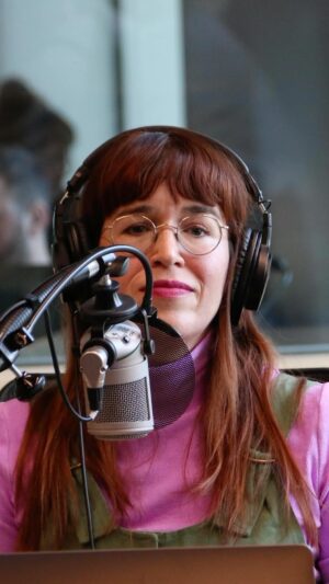 Catherine Ethier Instagram - Cette semaine à @toutunmatin, Catherine Ethier s’indigne de la décision de la ministre de l’Habitation, France-Élaine Duranceau, de mettre à l’arrêt les projets de maisons d’hébergement pour femmes et enfants victimes de violence conjugale, en raison du coût jugé trop élevé, à 900 000 $ la porte. Elle est en colère devant ce manque d’empathie pour ces femmes qui cherchent un endroit pour se reconstruire après avoir réussi à quitter un conjoint violent.

Elle explique dans sa chronique pourquoi il est important pour une femme victime de violence d’avoir un milieu de vie paisible pour se reposer et se reconstruire. « Ce ne sont pas des chenils que nous bâtissons. »

Écoutez la chronique intégrale sur RC OHdio 🎧 (Tout un matin, émission du 15 mars)

#balado #podcast #toutunmatin #catherineethier #franceélaineduranceau #rcohdio #habitation #maisondhebergement