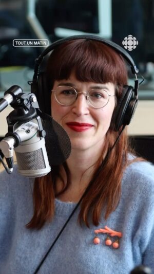 Catherine Ethier Instagram - « Les jeunes filles commencent désormais à se préoccuper du vieillissement dès l’âge de huit ans. Moi à huit ans, je chantais sur l’air de ma peluche cassette Teddy Ruxpin. »

Écoutez la chronique intégrale de Catherine Ethier sur RC OHdio dans l’émission du 3 mai de @toutunmatin 🎧
.
.
.
#age #beauté #cosmetiques #vieillissement #catherineethier #rcohdio
