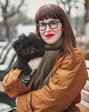 Catherine Ethier Instagram - Merci, @catsandkodak de nous avoir croqué le portrait avec tant de douceur (Pauline venait de vivre son premier bain et arborait la coiffure de Gomez Addams pour l’occaze 🖤) #bonjourpauline #bonjourgomez