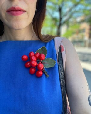 Catherine Ethier Instagram - Un bouquet de cerises pour célébrer ma belle griotte ♥️ #unpetitmorceaudedeuil #levieuxbarbichon
