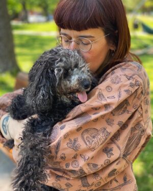 Catherine Ethier Instagram - Hier, vers 16h30, le Boubi est parti. À 6 jours de ses 15 ans, ma poupée s’est endormie sous un dôme de pins, dans le parc qu’elle aimait plus que tout, avec les oiseaux, les petits animaux, la brise fraîche, mais surtout, avec les personnes qui l’aimaient le plus au monde, Philippe et ma mère. Comme un petit oiseau de laine. Stella, le grand, grand amour, m’aura appris tant de beauté. Tant de douceur. De chaleur. Petite, elle déposait des offrandes sur ma tête quand je dormais. Des biscuits. Ses jouets. Une gauffre Highschool musical. Je me suis même, une fois, réveillée avec son plus cher trésor déniché dans la poubelle de la cuisine sur St-André, une fière carcasse de poulet de la veille (le pactole). Cette petite fille m’a tant fait rire. Elle était sautillette, têtue comme pas une, la meilleure cacheuse de cookies du Plateau, si intelligente et sensible, comédienne sur pilotis. L’odeur de son petit pompon de tête après une promenade d’hiver me manquera tant. Son départ me dévaste, mais il fait partie de chaque grande histoire avec un animal. C’est d’une infinie beauté. C’est une symphonie. Elle m’a accompagnée de mes 27 à mes 42 ans, a chanté chaque tonalité de mon cœur, m’a sauvé la vie. Si vous avez la chance d’adopter un animal, que vous avez du temps et de l’amour plein la poche de blouse, n’hésitez jamais. C’est la plus belle et la plus douce aventure qui soit. Le croquignol, le Boubissimo, le vieux cresson, ma petite mitaine, mémère Pompon, mon doux soleil, je t’aime. Je ne t’oublierai jamais, ma belle fille. Comme l’a un jour dit le poète Christian Vézina, avec tant de justesse, j’ai le cœur gros, mais frisé ♥️🩷