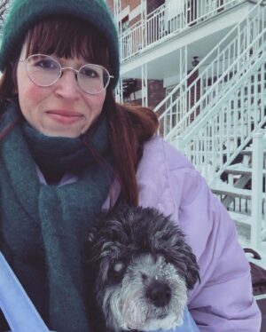 Catherine Ethier Instagram - Hier, vers 16h30, le Boubi est parti. À 6 jours de ses 15 ans, ma poupée s’est endormie sous un dôme de pins, dans le parc qu’elle aimait plus que tout, avec les oiseaux, les petits animaux, la brise fraîche, mais surtout, avec les personnes qui l’aimaient le plus au monde, Philippe et ma mère. Comme un petit oiseau de laine. Stella, le grand, grand amour, m’aura appris tant de beauté. Tant de douceur. De chaleur. Petite, elle déposait des offrandes sur ma tête quand je dormais. Des biscuits. Ses jouets. Une gauffre Highschool musical. Je me suis même, une fois, réveillée avec son plus cher trésor déniché dans la poubelle de la cuisine sur St-André, une fière carcasse de poulet de la veille (le pactole). Cette petite fille m’a tant fait rire. Elle était sautillette, têtue comme pas une, la meilleure cacheuse de cookies du Plateau, si intelligente et sensible, comédienne sur pilotis. L’odeur de son petit pompon de tête après une promenade d’hiver me manquera tant. Son départ me dévaste, mais il fait partie de chaque grande histoire avec un animal. C’est d’une infinie beauté. C’est une symphonie. Elle m’a accompagnée de mes 27 à mes 42 ans, a chanté chaque tonalité de mon cœur, m’a sauvé la vie. Si vous avez la chance d’adopter un animal, que vous avez du temps et de l’amour plein la poche de blouse, n’hésitez jamais. C’est la plus belle et la plus douce aventure qui soit. Le croquignol, le Boubissimo, le vieux cresson, ma petite mitaine, mémère Pompon, mon doux soleil, je t’aime. Je ne t’oublierai jamais, ma belle fille. Comme l’a un jour dit le poète Christian Vézina, avec tant de justesse, j’ai le cœur gros, mais frisé ♥️🩷