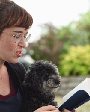 Catherine Ethier Instagram - Hier, vers 16h30, le Boubi est parti. À 6 jours de ses 15 ans, ma poupée s’est endormie sous un dôme de pins, dans le parc qu’elle aimait plus que tout, avec les oiseaux, les petits animaux, la brise fraîche, mais surtout, avec les personnes qui l’aimaient le plus au monde, Philippe et ma mère. Comme un petit oiseau de laine. Stella, le grand, grand amour, m’aura appris tant de beauté. Tant de douceur. De chaleur. Petite, elle déposait des offrandes sur ma tête quand je dormais. Des biscuits. Ses jouets. Une gauffre Highschool musical. Je me suis même, une fois, réveillée avec son plus cher trésor déniché dans la poubelle de la cuisine sur St-André, une fière carcasse de poulet de la veille (le pactole). Cette petite fille m’a tant fait rire. Elle était sautillette, têtue comme pas une, la meilleure cacheuse de cookies du Plateau, si intelligente et sensible, comédienne sur pilotis. L’odeur de son petit pompon de tête après une promenade d’hiver me manquera tant. Son départ me dévaste, mais il fait partie de chaque grande histoire avec un animal. C’est d’une infinie beauté. C’est une symphonie. Elle m’a accompagnée de mes 27 à mes 42 ans, a chanté chaque tonalité de mon cœur, m’a sauvé la vie. Si vous avez la chance d’adopter un animal, que vous avez du temps et de l’amour plein la poche de blouse, n’hésitez jamais. C’est la plus belle et la plus douce aventure qui soit. Le croquignol, le Boubissimo, le vieux cresson, ma petite mitaine, mémère Pompon, mon doux soleil, je t’aime. Je ne t’oublierai jamais, ma belle fille. Comme l’a un jour dit le poète Christian Vézina, avec tant de justesse, j’ai le cœur gros, mais frisé ♥️🩷