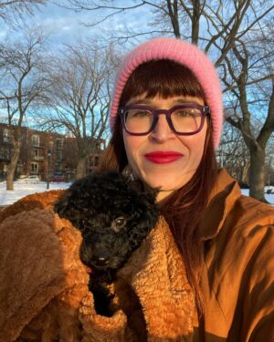 Catherine Ethier Instagram - Pauline est encore trop petite pour la promenade hivernale, elle a donc opté pour le monorail à la golden hour 🦍🚋 #bonjourpauline