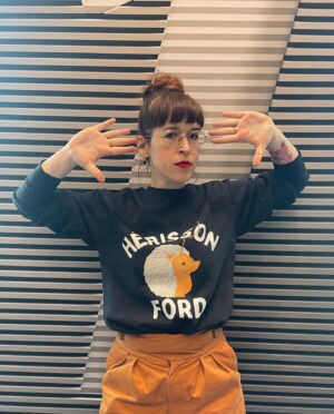 Catherine Ethier Instagram - Femme en shorts, femme pure émotion, minois de rêve, mais surtout femme résolument incapable de ne pas brouiller les splendeurs de ce ouaté HÉRISSON FORD (regarde son petit lasso non mais je rêve) que m’ont offert @ouatedephoqueshop 🦔✨ (disponible pour visage dramatique sur ta pochette d’album) @delhuilesurlefeurc 
#femmedepochette #hérissonfordfranchement
