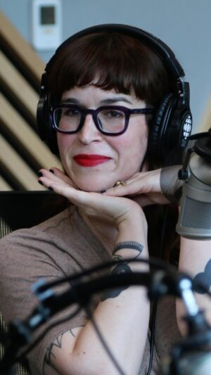 Catherine Ethier Instagram - En ce vendredi 13, Catherine Ethier parle à Patrick Masbourian des craintes avec lesquelles les femmes composent depuis des générations…

(Pour le segment intégral, écoutez l’émission du 13 octobre de @toutunmatin 🎧)

#catherineethier #montreal #autodefense #balado #podcast #vendredi13