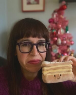 Catherine Ethier Instagram - J’ai acheté cette importante peluche pâtissière identifiée « I am pretty mille-feuille » et mon indice de ravissement est monté à 12/10 🤡  #facièsàlappui
