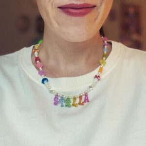 Catherine Ethier Instagram - Hier soir, le fantastique cœur rose gold Alex Viens (@grandmeregrunge ) est venu déposer une petite enveloppe blanche à ma porte. Et cette enveloppe, elle contenait ce collier, une surprise confectionnée avec toute la gentillesse et la chaleur pour m’aider à surmonter la peur que son nom disparaisse un jour. Il est de ces personnes qui nous sauvent le cœur. Comme ça. Sans qu’on ait rien demandé 🥲♥️🩷🌌🌷