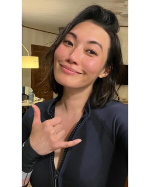 Catherine Haena Kim Instagram - ‘Brave (stupid) enough to be bad at something new’ 🏄🏻‍♀️🤙🏼✨