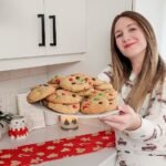 Catherine Francoeur Instagram - Ma recette pref de biscuits aux m&m's 🍪 Ingrédients - 3 tasses de farine 1 tasse de beurre non-salé 1/2 tasse de sucre granulé 1 tasse et 1/4 de cassonade 1 cuillère à thé de fécule de maïs 1 cuillère à thé de bicarbonate de soude 1 cuillère à thé de sel 2 cuillère à thé de vanille 2 gros oeufs 1 jaune d'oeuf M&M's des fêtes Instructions - Préchauffer le four à 350° Dans un bol, mélanger farine, sel, bicarbonate et fécule de maïs. Dans un autre bol, mélanger sucre, cassonade et le beurre au mélangeur. Ajouter les oeufs, la vanille, puis graduellement le mélange de farine. On ajoute les m&m's, on mélange et on forme des petites boules. Cuire 11 à 13 minutes. Recette de Tessa Arias Handle The Heat 🤍🍪