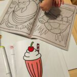 Catherine Francoeur Instagram - Photo dump de février (en retard, fidèle à moi-même🙄) 1. Essayer de reproduire un gâteau vu sur Pinterest alors que je n'ai absolument aucune habileté en décoration de gâteau 🤝🏻 2. Ballons ballons ballons paaaartout 🎈 3. Passion hot wheels de Mario 🚙 4. La meilleure chose que j'ai pu installer dans mon salon: ce meuble Trofast du Ikea pour ranger les jouets. Mon mental se porte bien mieux 😅🤪 5. Enfin avoir une date pour la parution de mon prochain roman 🤭 6. Premier tournage pour Monsieur Toast 🐈‍⬛ 7. "Manger fraise Tooooo?" 🍓 8. Jamais me lasser de prendre burger frites au resto 9. Chacune son coloriage 🥤🐢