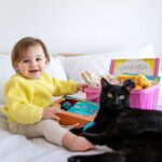 Catherine Francoeur Instagram - Son premier petit panier de Pâques 🐇🥚🤍 Oh et... Surprise ! On vous explique la deuxième photo sur notre chaîne de vlogs 🤭 📸: @technofou