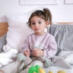 Catherine Francoeur Instagram - 1 mois vs 2 ans 🥹😭 Elle va avoir 2 ans dans 3 jours et mon coeur est incapable de comprendre comment le temps a pu passer siii vite. 💔 Presque le même pyjama @petitlem avec les chats noirs, de la naissance à maintenant 🥹