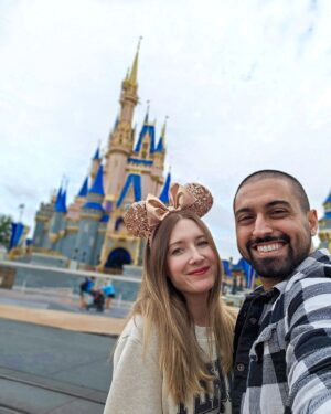 Catherine Francoeur Instagram - The most magical place on earth 👑🏰🤍
On est à Walt Disney World cette semaine et c'est aussi magique que dans nos souvenirs... Avec une petite touche supplémentaire d'émerveillement dans les yeux de notre fille 🥹

#MyDisneyFirst #InvitationMedia