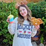 Catherine Francoeur Instagram - Tout ce qu'on a mangé à Disney en 4 jours 🤤 Définitivement beaucoup de cheat food (mais hey, on est en vacances!), mais comme vous pouvez voir, on a mangé pas mal varié. Entre les repas rapides (looking at you, 🍟&🌭!), les desserts 🥤🍩, les snacks et les restos plus fancy, disons qu'on ne s'est pas du tout ennuyé. On a eu la chance d'être présents pendant le Festival of the Arts à Epcot et pouvoir profiter des petits kiosques qui offraient de goûter de la nourriture typique d'un peu partout autour du monde ! 🌍✨ Comme quoi il y a absolument de tout pour tout le monde, pas besoin de manger du fast-food toute la semaine (même si dans mon monde à moi ce n'est pas trop un problème 🤭🤤). Je suis curieuse, quel parc vous donne le plus envie de visiter pour la nourriture ? ✨