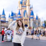 Catherine Francoeur Instagram - Photo dump de notre premier voyage en famille 🥹🏰👑 Pas toujours facile et beau comme sur les photos mais au final ce que je retiens, ce sont les beaux moments, les étincelles dans les yeux et le bonheur de voir notre fille s'émerveiller devant ce qu'elle voit 🤍 Tellement reconnaissante d'avoir pu vivre ce beau voyage en famille 🥹(et avec Tatie @josiemchl pas présente sur les photos haha🥰) 1. Forever fan de ce château 🥹 2. L'attraction préf de Julia: l'aquarium (et oui, on a vu une 🐢!!) 3. Team hot dogs 🌭 4. Une de mes sections préférée, Toy Story Land ! 5. Epcot 6. Encore le château, si impressionnant 🩷 7. Une attraction que j'adore, Tower of Terror. Pas eu le temps de la faire cette fois, mais j'avais adoré lors de notre première visite ! 8. Excitation x1000 de voir Squirt 🐢 9. En attente d'un manège 🎢 10. Le manège de Guardians of the Galaxy, coup de coeur !!! 🤍 #InvitationMedia