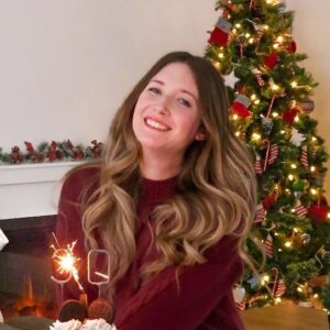 Catherine Francoeur Instagram - J'ai eu 30 ans hier 🥳...
Et je ne suis pas certaine de comment je me sens.

Dans ma tête, à 30 ans, ce sont les vrais audltes, pleins d'assurance et de confiance, qui savent exactement où ils s'en vont dans la vie.

Moi ? J'angoisse 3 jours ouvrables avant de devoir appeler le gouvernement ou prendre rendez-vous chez le médecin au téléphone et je suis constamment en train de me demander si je suis bien dans la bonne voie.

Mais après ça je me rappelle que j'ai la chance d'être la maman de la petite fille la plus incroyable du monde, j'ai un chum et partenaire d'affaires absolument fantastique, un adorable chat fou qui met du soleil dans mes journées, une maison que j'aime et un entourage tellement présent. Peut-être que c'est ça, au fond, ma propre version d'être accomplie à 30 ans ? En tout cas, ça me rend heureuse et c'est le plus important. ❤️

2023 ça a été une année compliquée, de transition, beaucoup de déceptions mais hey, je regarde en avant et j'ai espoir d'une prochaine année plus douce.

This is 30! 🫶🏻🤍

Cette vidéo reflète absolument ce que je veux dire dans mon texte: incapable d'allumer la bougie 0, le chat pile devant la caméra qui refuse de bouger, les étincelles qui volent partout, bref, à des années lumières de la vidéo que j'avais planifiée dans ma tête.
Pourtant, j'affectionne particulièrement ce souvenir absolument imparfait. C'est du vrai et c'est beau comme ça ! (Merci @technofou
pour ce montage qui me fait mourir de rire 😂🤍)