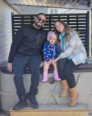 Catherine Francoeur Instagram - Photo dump d'avril 🌸🌈☀️

1. Petite escapade à Québec - frisquet mais toujours magnifique cette ville !
2. Petit moment en famille avec le beau temps qui revient 🤍
3. Souvenir d'un resto-dejeuner incroyable à Québec, la bûche!
4. Jamais m'habituer de voir un mur (!!!) de mes livres 🥹😭
5. Un photo dump sans crème glacée ? Impossible.
6. Salon du livre de Québec 2024 🌈📚
7. Ses cheveux 🥹👧🏽
8. Des biscuits aux mini-eggs. Incroyables 🍪
9. Avoir envie de mettre de la couleur partout 🤎
10. Youtubeuse by day, sécheuse de tortues by night 🐢🤓

Toujours mes posts préférés à faire ceux-là 🥰🌺