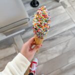 Catherine Francoeur Instagram - Souvenirs d'avril 🤍🌷 1. Son premier cornet de crème glacée 🍦 2. Le petit nouveau dans la famille qui a clairement conquis le coeur de sa petite soeur 🐈‍⬛ 3. De la crème glacée parce que 🍦 4. Mes deux amours ✨🤍 5. Coquin Toast dans un moment de calme 🤭 6. 5 ans dans ma tête parce que je prends toujours les croquettes de poulet au resto 🙌🏻 7. Rare date night 🫶🏻 8. Et play date entre amies 🤍 9. Lecture lecture lecture 📖