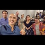 Catherine Mazoyer Instagram - Con los compañeros lindos los invitamos a las últimas 3 funciones de @perfectosdesconocidos.cl En @teatromori Recoleta. Link en mi bio para entradas Los esperamos! @cesarcaillet @pekaparra @kattykolores @chamojung @hernano.c @andresolearebolledo @mst.teatro