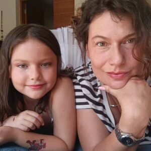 Catherine Mazoyer Instagram - Hicimos sesión de maquillaje, Gala me maquilló a mi y yo a ella 🤗
#tagmadrehija
