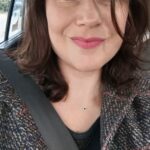 Catherine Mazoyer Instagram - Y me probé un montón! Cuál les gustó más a ustedes? Me quedé con el que muestro al final. Siempre con mis @retrovision_ que además de tener lentes onderisimos, se preocupan de hacerte el examen visual, te aclaran todas las dudas y te asesoran con el look. Son lo máximo! Pueden tomar hora para su exámen en el link de la bio de @retrovision_ 🤓😎 #eyesup #presbicia #vejez #asinomas