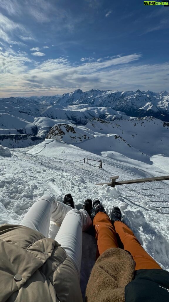 Catherine Paquin Instagram - Ouffff que L’Alpes d’Huez est l’un de mes coups de coeur destination 🎿🏔️🚡✨ Je vous fais ma liste d’incontournables dans mon prochain post, car il y en a beaucoup 🥹 📍 : @alpedhuez