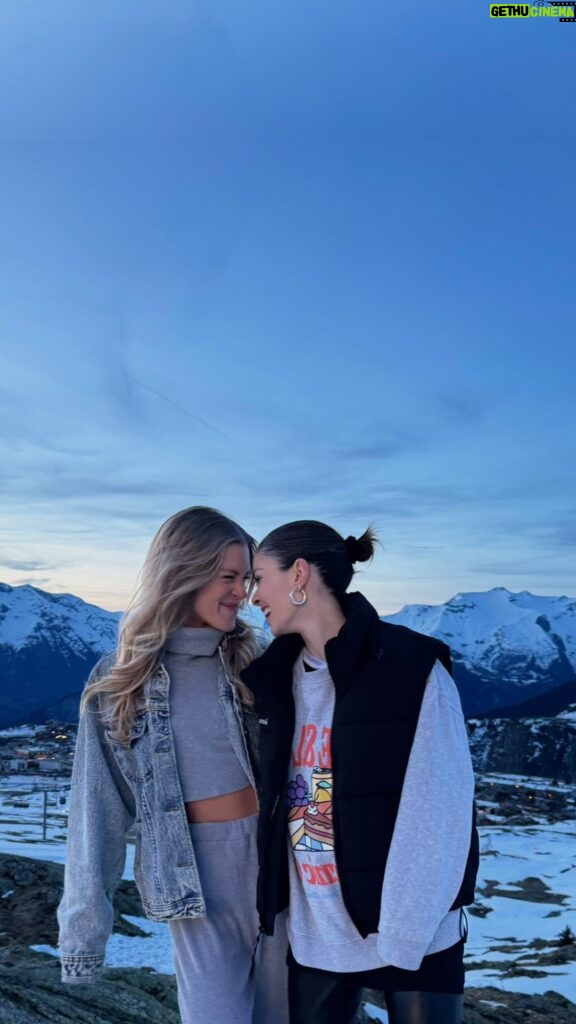 Catherine Paquin Instagram - Fav View Ever 🪂⛰️ VOYONSSS ???!!!!??? L’une des plus belles expérience de ma vie. Partir de la montagne en ski pour ensuite survoler les Alpes d’Huez. À ajouter sur ta bucket list 🥹 📍 : @alpedhuez @akenefly