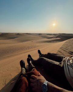 Catherine Paquin Instagram - All I want for Christmas is {traveling with} you ❤️ Incroyable la diversité des paysages d’Abu Dhabi , du désert à la mer en passant la les girafes, le surf sur les dunes et les autos sur l’eau, un rêve ✨🏄🏼‍♀️ @visitabudhabi #invitation #InAbuDhabi