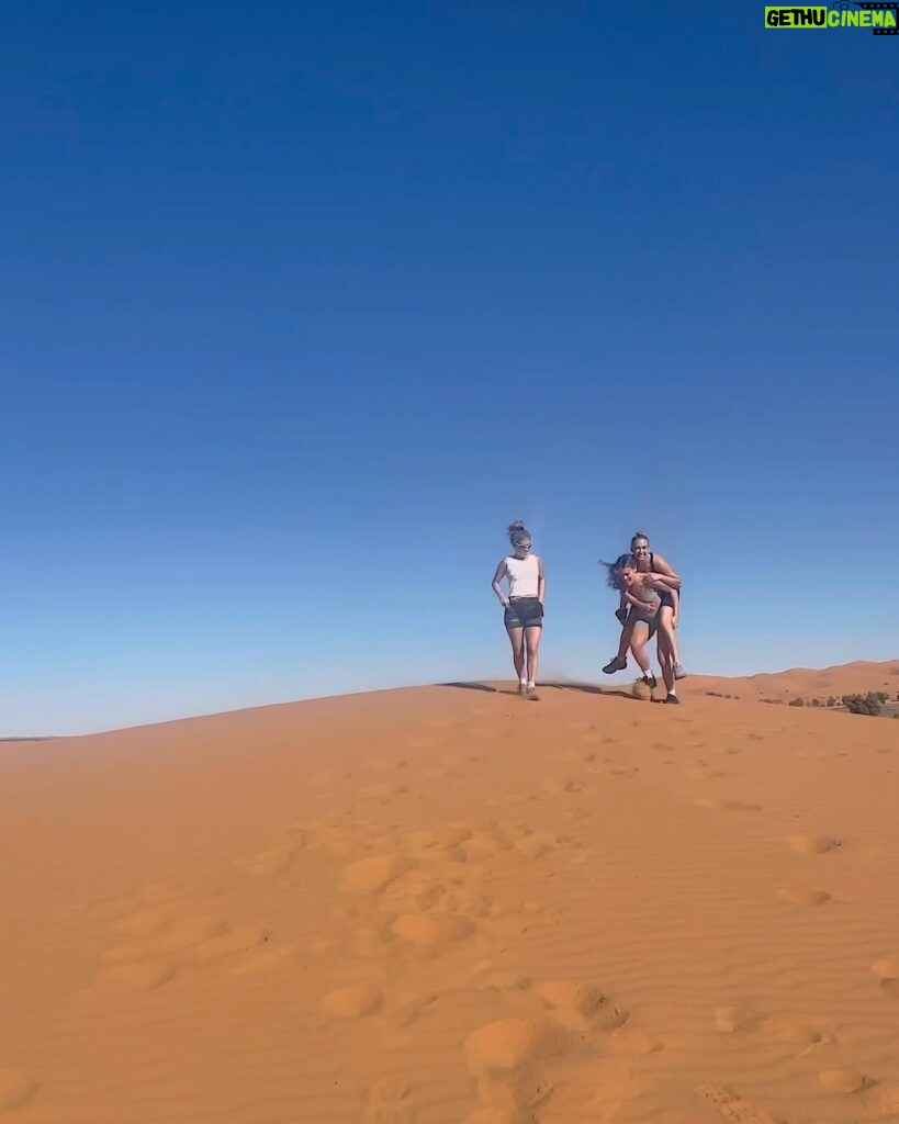 Catherine Paquin Instagram - 3 jours, 36km, 18 sacs d’électrolytes & 10372829 grains de sable dans mes souliers, une pêche SI FIÈRE 🥹